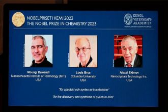 Ganhadores do Nobel de Química descobriram nanopartículas usadas em TV de tela plana e lâmpadas LED (Imagem: YouTube/Reprodução)