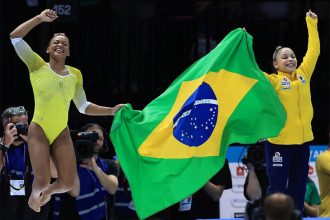 Rebeca Andrade foi prata e Flávia Saraiva bronze no exercício de solo do Mundial de Ginástica (Foto: Ricardo Bufolini/CBG)