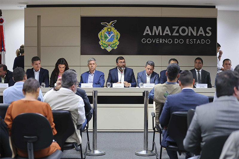 Governador Wilson Lima e o ministro Luiz Paulo (centro) : acordo para regularização fundiária (Foto: Diego Peres/Secom)