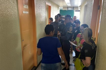 Policiais e servidores de órgãos sanitários e de turismo inspecionam hotel : irregularidades no consumo de energia (Foto: Nonato Rodrigues/SDP-AM)