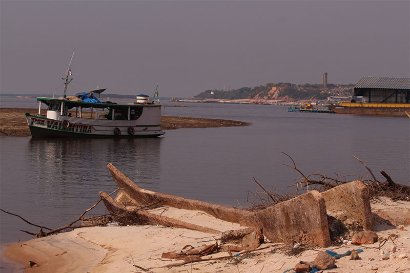 Orla do Rio Negro na zona leste de Manaus: menor nível do rio em 120 anos (Foto: Valter Calheiros)