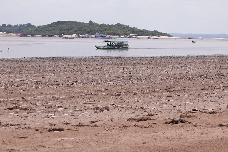 Seca deixou um filete de rio no Tarumã, na zona oeste de Manaus (Foto: João Viana/Semcom)