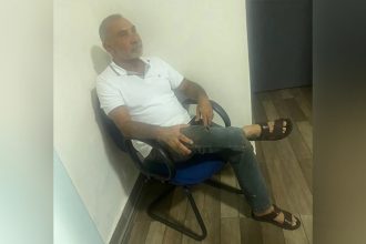 Telmário Mota detido na delegacia de Nerópolis: suspeito de encomendar assassinato (Foto: Polícia Civil de Goiás/Divulgação)
