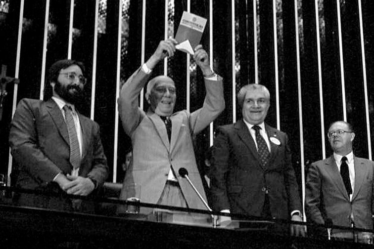 Ulysses Guimarães, no ato de promulgação da Constituição, em 5 de outubro de 1988 (Foto: Acervo da Câmara dos Deputados)