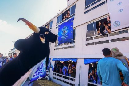 A caravana azulada do boi Caprichoso é tradição para comemorar o aniversário do touro negro