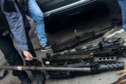 Exército e Polícia Civil recuperaram 19 das 21 metralhadoras roubadas (Foto: Polícia Civil-RJ/Divulgação)