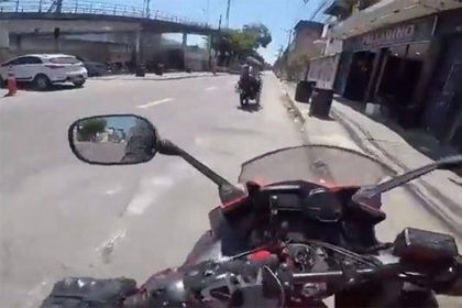 Policial em moto desconfiou de motoqueiros e atirou ao ser abordado (Imagem: X Twitter/ Reprodução)