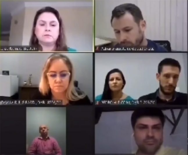 Juíza Kismara (1ª no alto à esquerda) gritou com testemunha, último homem à direita (Imagem: redes sociais/Reprodução)