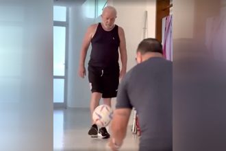 Presidente Lula chuta bola em exercício de fisioterapia: cuidado com a saúde (Imagem: X Twitter/Reprodução)