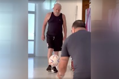 Presidente Lula chuta bola em exercício de fisioterapia: cuidado com a saúde (Imagem: X Twitter/Reprodução)