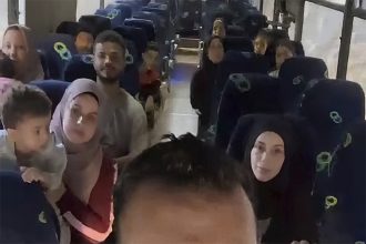 Brasileiros dentro de ônibus deixam Faixa de Gaza: de volta ao Brasil (Imagem: YouTube/Hasan Rabee/Reprodução)