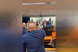 Deputado Abilio Brunini (de costas) bate boca com representante palestino (Imagem: TV Câmara/Reprodução)