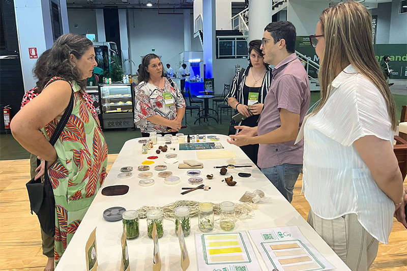 Visitantes conhecem produtos desenvolvidos a partir de pesquisas do CBA (Foto: Tereza Teófilo/CBA/Divulgação)