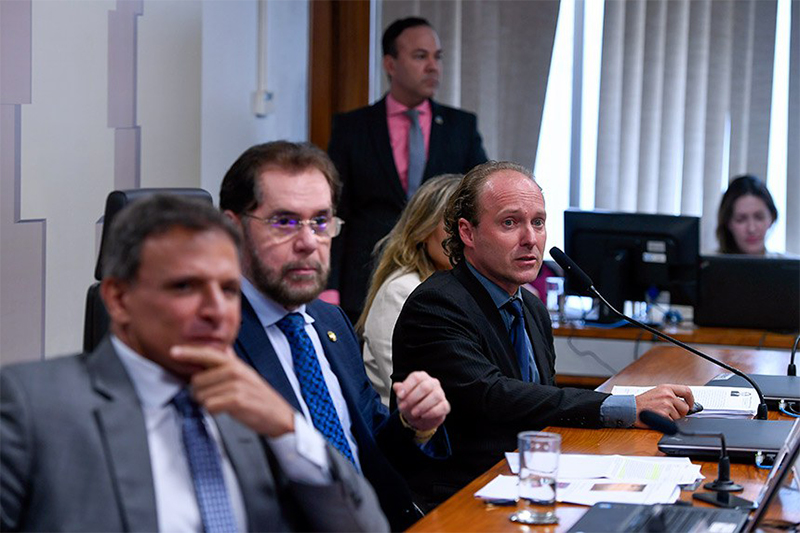 CPI das ONGs: parlamentares cobram Rodrigo Agostinho (paletó preto) sobre Foz do Amazonas e BR-319 (Foto: Edilson Rodrigues/Agência Senado)