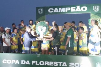 Jogadores de Tefé recebem a taça de campeões da Copa da Floresta (Foto: Teófilo Benarrós de Mesquita/AM ATUAL)