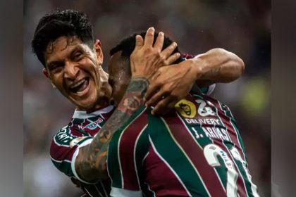 Cano festeja gol com John Arias na vitória do Fluminense (Foto: Marcelo Gonçalves/FFC)