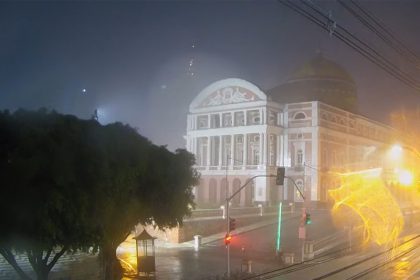 Registro do Teatro Amazonas 'as 2h29 desta terça-feira: chuva dissipa fumaça de queimadas (Imagem: AMZ Live/YouTube/Reprodução)