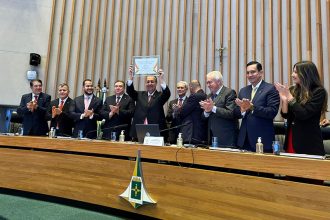 Omar Aziz exibe diploma de Cidadão Honorário de Brasília (Foto: Divulgação)