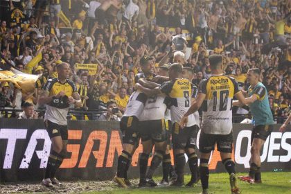 Jogadores do Criciúma festejam vitória e classificação à Série A do Brasileirão (Foto: Celso da Luz/ Assessoria de Imprensa C.E.C)