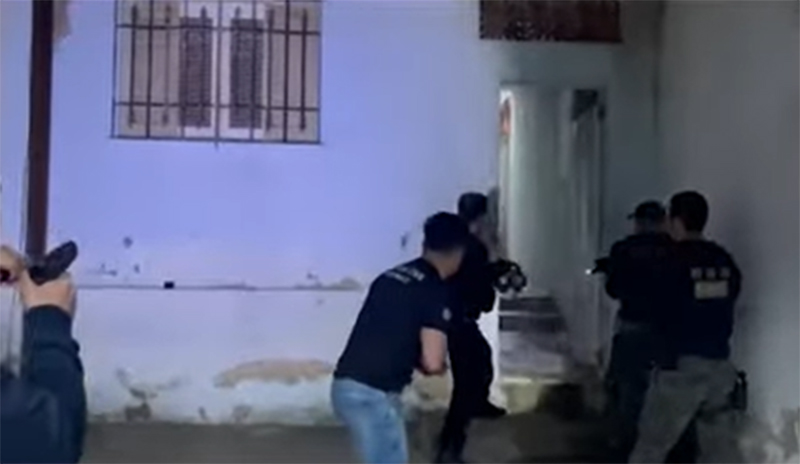Policiais invadem casa em operação contra o tráfico de drogas (Imagem: PC-SP/YouTube/Reprodução)