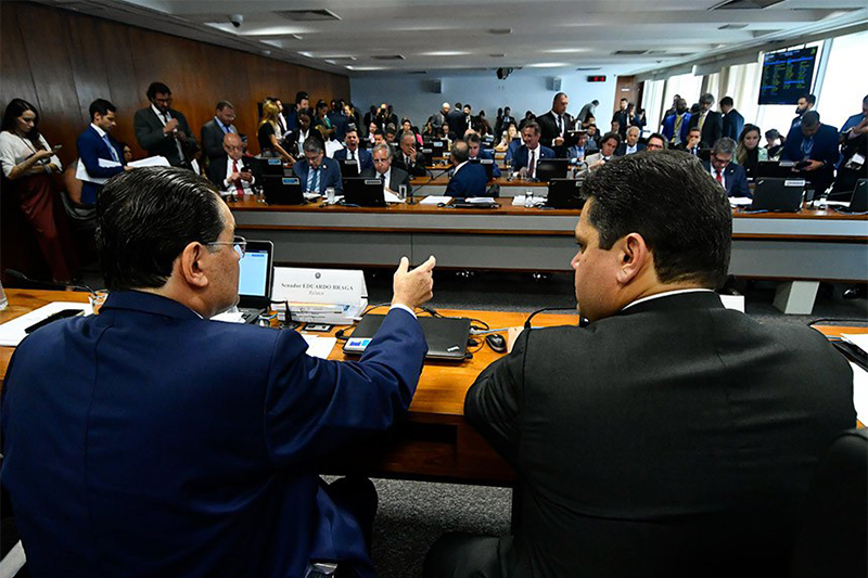 Relator Eduardo Braga e Davi Alcolumbnre, presidente da CCJ: reforma aprovada na Comissão (Foto: Geraldo Magela/Agência Senado)