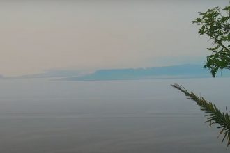 Encontro das Águas na manhã desta segunda: fumaça encobre fenômeno natural Imagem: AMZ Live/YouTube/Reprodução)
