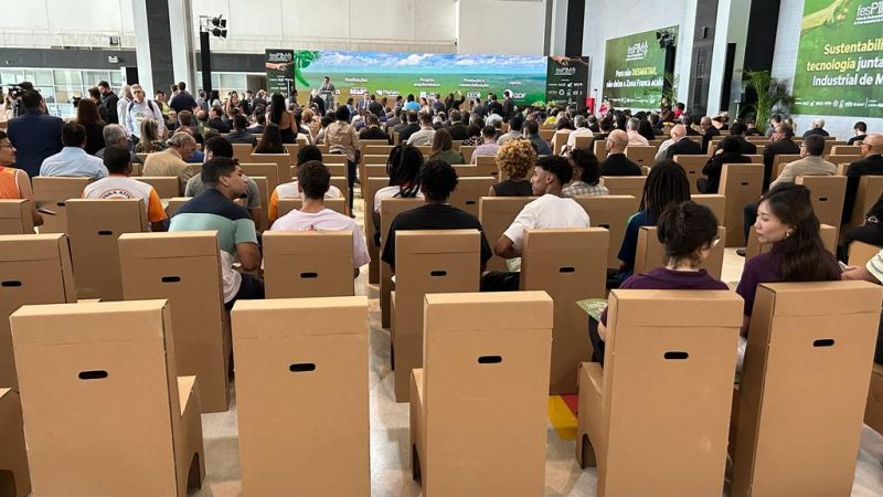 Cadeiras de papelão produzidas no PIM foram usadas no evento em Brasília (Foto Valmir Lima/AM ATUAL)