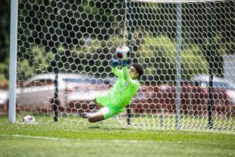 Audinho defende primeira cobrança na semifinal, feita pelo lateral-direito Henrique (Foto: Jhony Inácio)