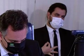 Filipe Garcia Martins e o gesto supremacista: de volta à condição de réu (Imagem: TV Senado/Reprodução)