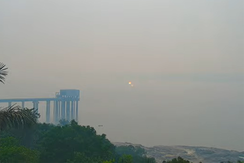 Orla do Rio Negro na zona oeste de Manaus: rio desaparece sob a fumaça densa (IMagem: AMZ Live/YouTube)
