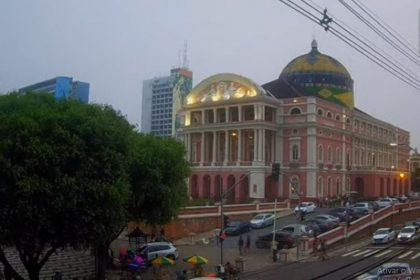 Imagem do Teatro Amazonas registrada às 17h25 deste domingo: fumaça escureceu Manaus mais cedo (Imagem: AMZ Live/Reprodução)