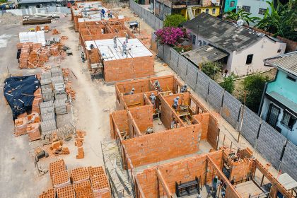 Construção de moradias no Prosamin: outro programa habitacional tem seis projetos para Manaus (Foto: Tiago Corrêa/UGPE)