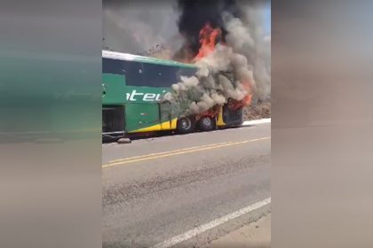 Ônibus pegou fogo em estrada do Ceará. Ninguém se feriu (Imagem: Instagram/Reprodução)