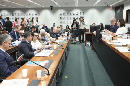 Nísia Trindade (à direita na mesa) enfrentou negacionistas da vacina contra a Covid (Foto: Lula Marques/ABr)