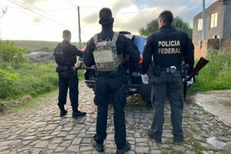 Agentes federais em casa de suspeito de pedofilia: 'caça' a estupradores (Foto: PF/Divulgação)