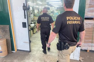 Agentes federais inspecionam fábrica de falsificação de cigarros (Foto: PF/Divulgação)