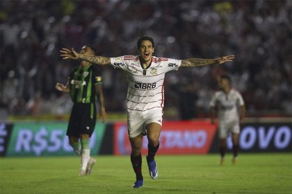 Pedro festeja gol do Flamengo na vitória contra o América-MG (Foto: Gilvan de Souza/CRF)