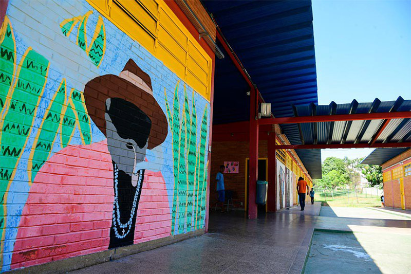 Grafismo em colégio retrata a cultura negra (Foto: Pedro França/Agência Senado)