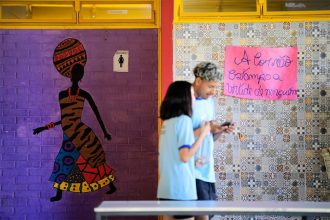 Campanhas isoladas nas escolas buscam conscientizar sobre o racismo (Foto: Pedro França/Agência Senado)