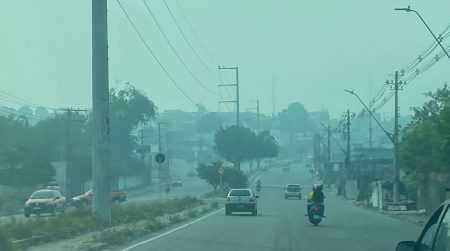 Sábado amanheceu com fumaça até o chão em Manaus (Foto: Alice Lima/AM ATUAL)