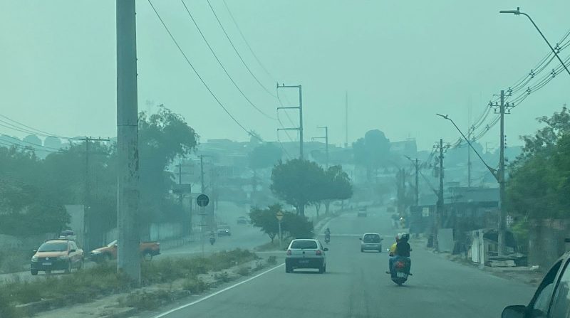 Sábado amanheceu com fumaça até o chão em Manaus (Foto: Alice Lima/AM ATUAL)