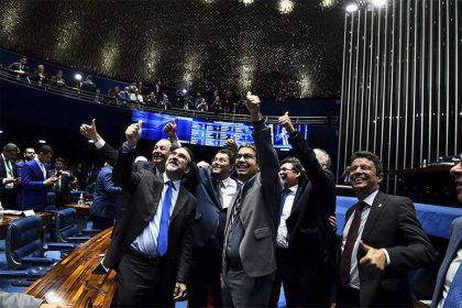 Senadores comemoraram aprovação da reforma tributária (Foto: Roque de Sá/Agência Senado)
