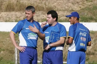 Tiago Nunes (com a mão no peito) no Nacional em 2011, quando foi auxiliar-técnico (Foto: Divulgação)