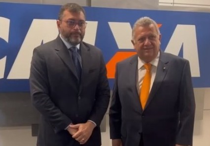 Wilson Lima e Carlos Antônio Vieira Fernandes, no anúncio do programa de construção de moradias (Foto: Reprodução/Redes Sociais)
