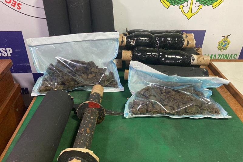 Maconha estava em cilindros de embalagem de equipamento hospitalar (Foto: SSP-AM/Divulgação)