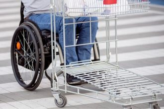 A nova lei pede que 2% dos carrinhos de compram sejam adaptados a pessoas com deficiência (Foto: Reprodução/Freepik)