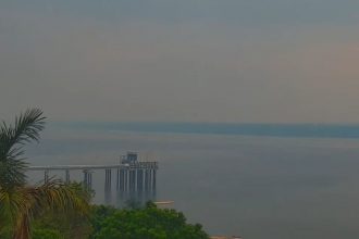 Imagem das 08h50 desta terça-feira (21); fumaça deixa encontro das águas com pouca visibilidade (Foto: AMZ Live/Reprodução)