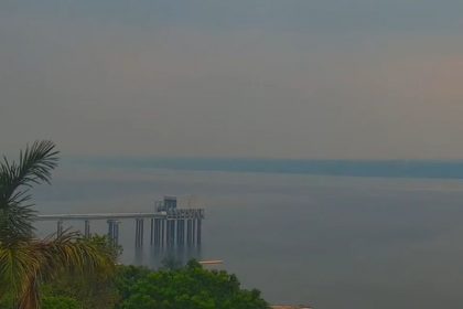 Imagem das 08h50 desta terça-feira (21); fumaça deixa encontro das águas com pouca visibilidade (Foto: AMZ Live/Reprodução)