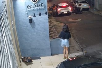 Assaltante em moto rendeu mulheres e atirou em uma delas à queima-roupa (Imagem: Câmera de segurança/Reprodução)