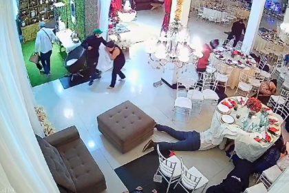 Quatro assaltantes roubam convidados deitados no chão na festa de casamento (Imagem: Câmera de segurança)